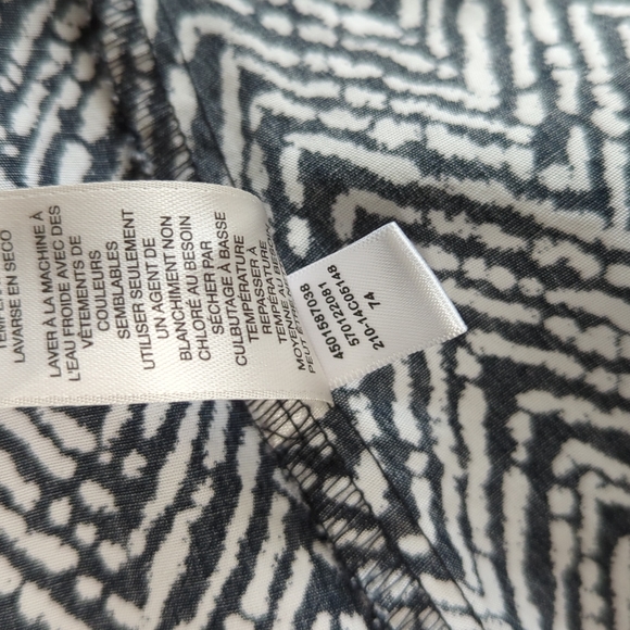 CHICO'S WRINKLE RESISTANT Zigzag Print Button up Top Size 2 - Picture 9 of 10